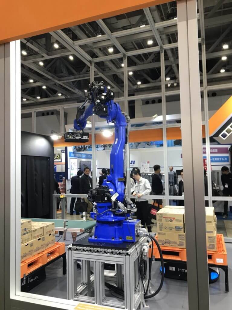 MUJIN社のロボットデパレタイズ｜スマート工場・ロボデックス・ウェアラブルEXPO 「人間」と「AI・人工知能・ロボット」が共存する社会へ「AIsmiley展示会レポート」