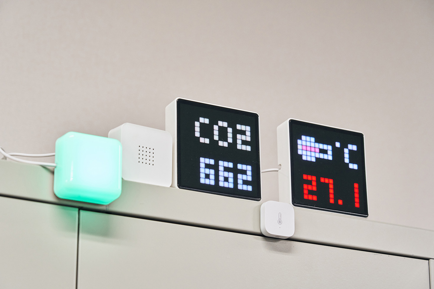 社内のサーバ室に温度・湿度センサーを設置