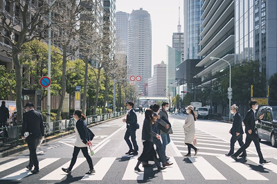 昼のオフィス街の写真