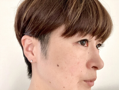 女性の顔のアップ写真